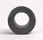 Przykład tulei gumowej. Poza tulejami oferujemy również inne produkty gumowe, takie jak płyty, listwy, uszczelki, pierścienie o-ring, odboje gumowe, itp. a także usługi związane z gumowaniem elementów metalowych.